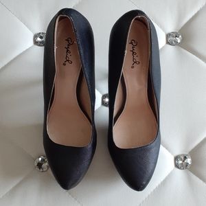 QUPID Black Platform Pumps